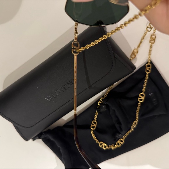 VALENTINO V Logo Chain Sunglasses - Picture 4 of 4